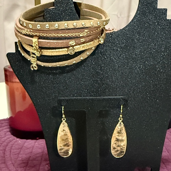 Source Unknown Jewelry - Bracelet and Tear Drop Earrings  Set